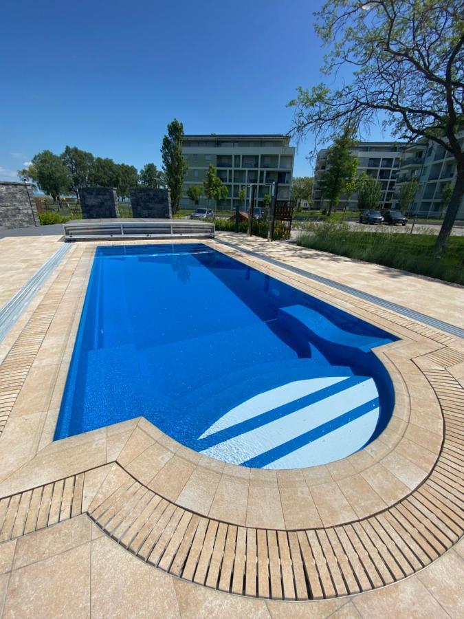 Clyde-Premium Lelle Waterfront Private Apartment Balatonlelle Esterno foto