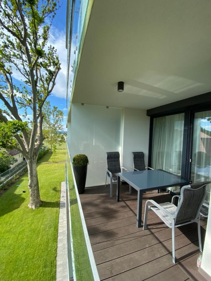 Clyde-Premium Lelle Waterfront Private Apartment Balatonlelle Esterno foto