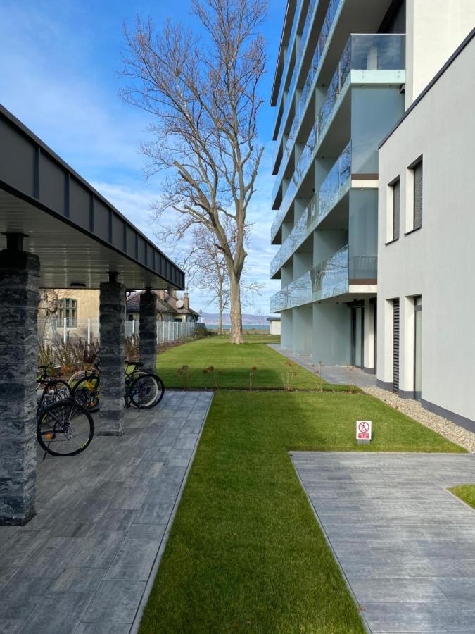 Clyde-Premium Lelle Waterfront Private Apartment Balatonlelle Esterno foto